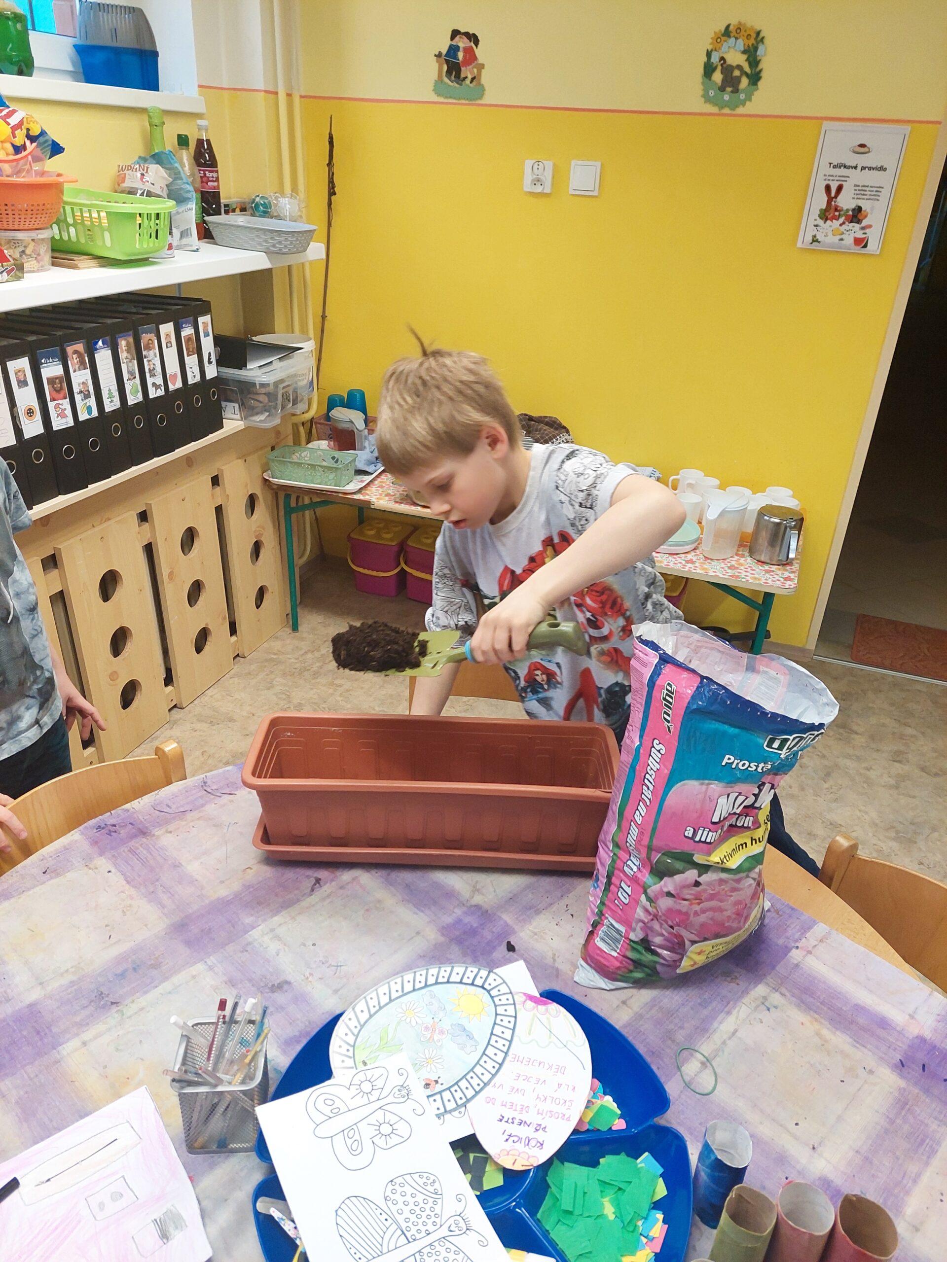 příprava zahrádky v truhlíku (3)