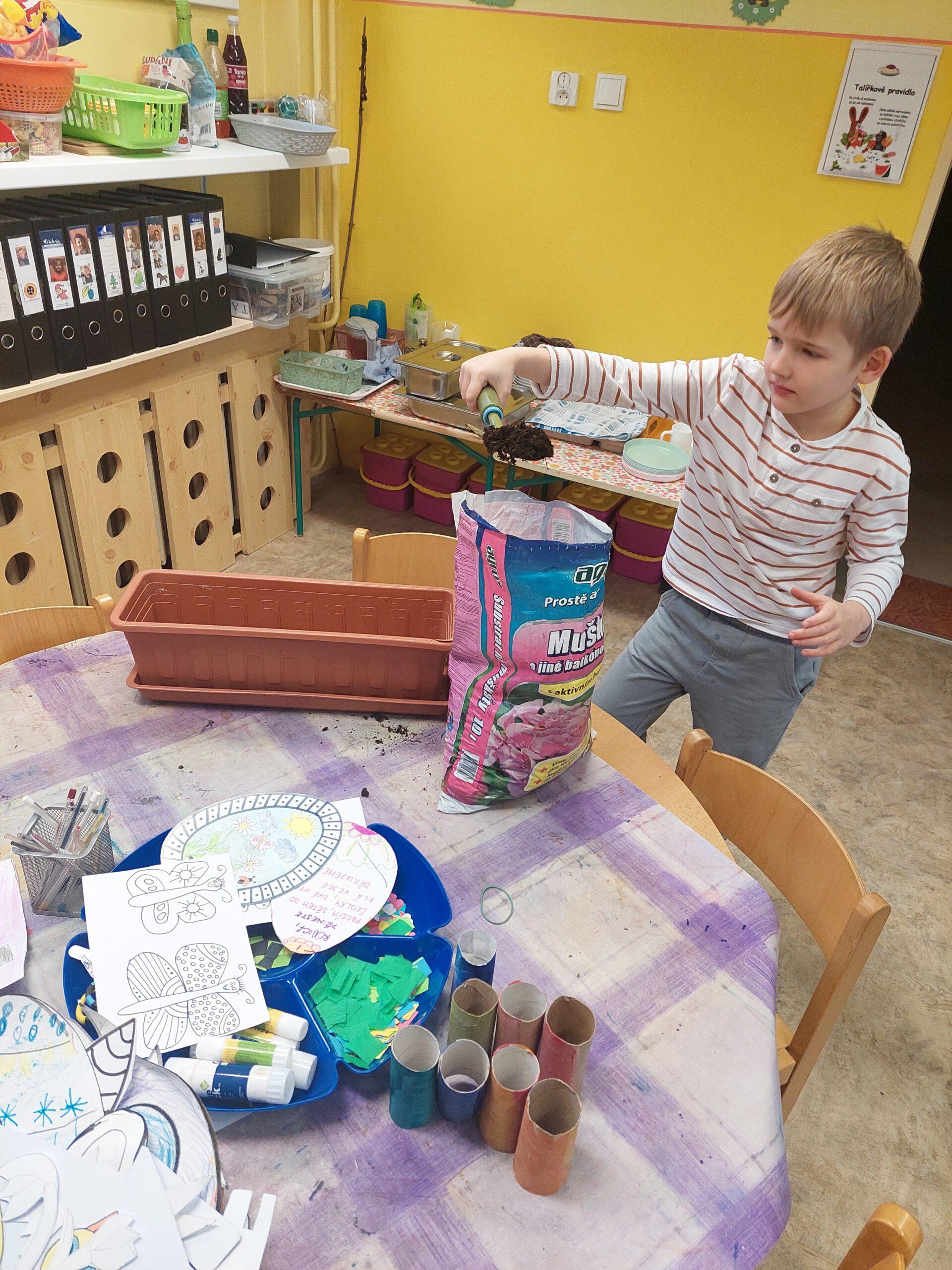 příprava zahrádky v truhlíku (4)