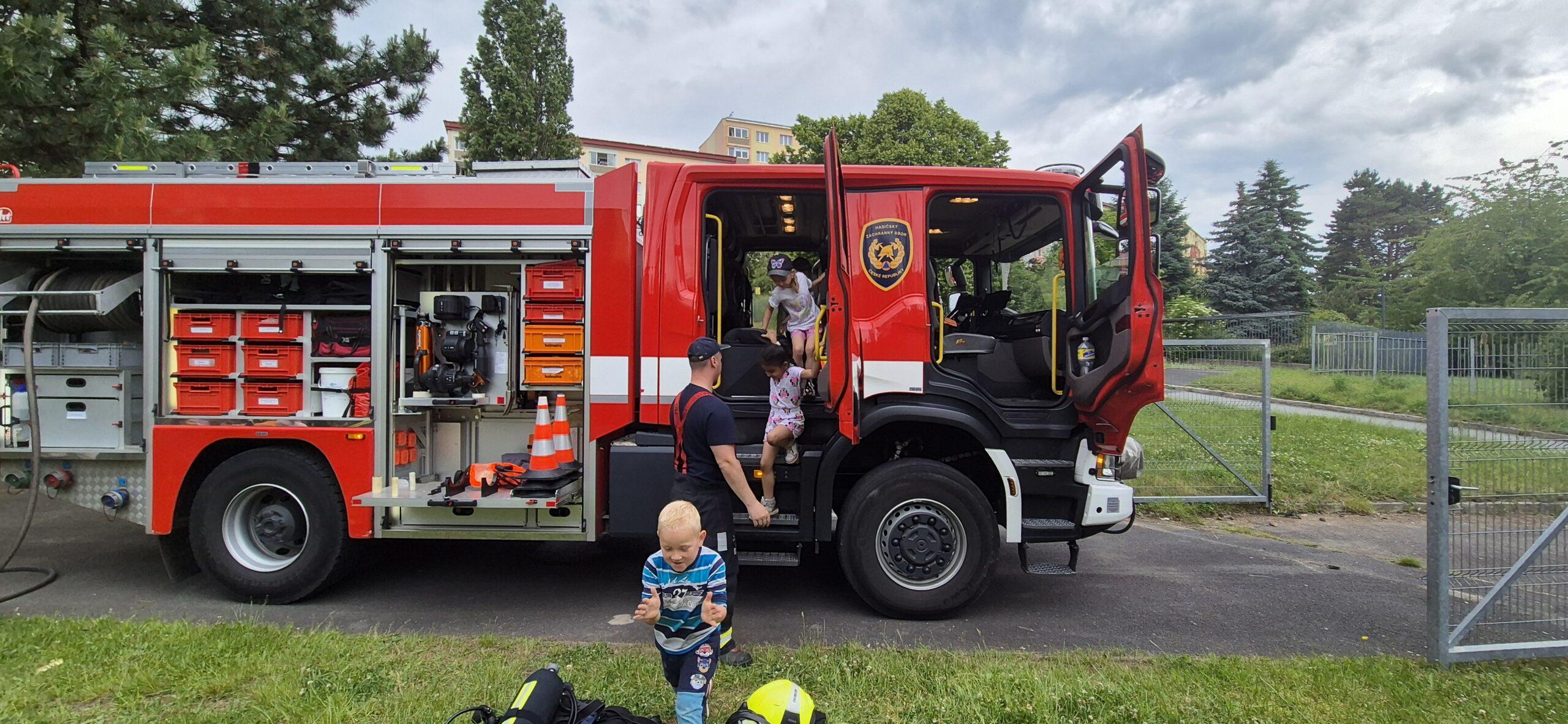červen (23)